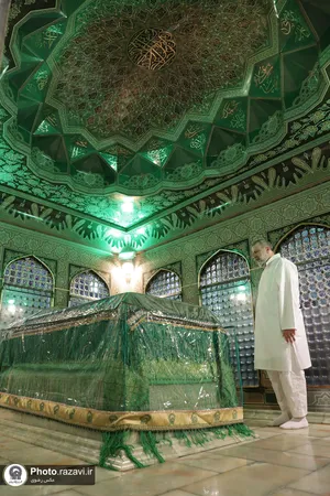 تصاویری از آیت الله شهید سید ابراهیم رئیسی در مراسم غبارروبی حرم مطهر رضوی