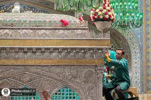 تنظیف ضریح مطهر امام رضا علیه&zwnj;السلام