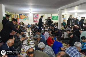 توزیع افطار متبرک حضرت در مساجد مشهد