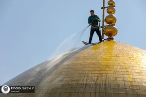 شستشوی گنبد مطهر رضوی در آستانه شهادت حضرت رضا(علیه&zwnj;السلام)