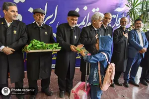 استقبال خدام حرم مطهر رضوی از زائران