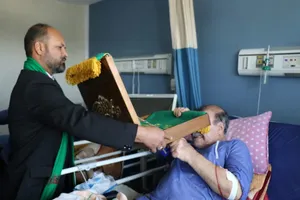 عیادت و دلجویی خادمیاران کرمانی از مسافرین و زائران حادثه اتوبوس راور به مشهد/ گزارش تصویری