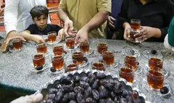 پذیرایی از عزاداران امام رئوف با ۲۱۰۰ کیلو خرمای مضافتی در چایخانه‌ صحن امام حسن (ع)