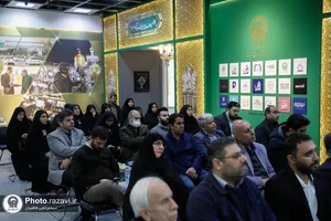اهدای نشان طلای علمی رضا شریفیان به موزه آستان قدس رضوی