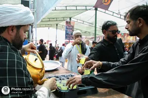 خدمت&zwnj;رسانی خدام حرم مطهر رضوی به زائران اربعین حسینی در میرجاوه -2