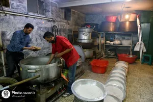 توزیع غذا میان نیازمندان اطراف حرم مطهر رضوی