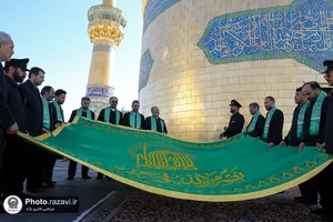 آیین تعویض پرچم گنبد منور رضوی در روز میلاد امام رضا(علیه&zwnj;السلام)