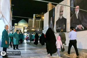 توزیع افطاری سبک در باب&zwnj;الهادی حرم مطهر رضوی