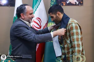 اهدای مدال محمد انصاری به آستان قدس رضوی