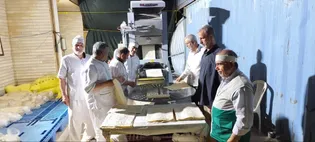 از دل نظرآباد تا مرز مهران؛ نان گرم برای زائران اربعین حسینی/ گزارش تصویری