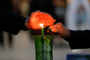 لاله&zwnj;گردانی خادم&zwnj;یاران فارس در سوگ امام رضا (ع) + تصاویر