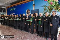استقبال خدام حرم رضوی از زائران امام رضا (ع) در ایستگاه راه‌آهن
