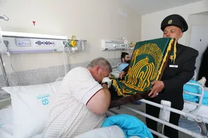 عیادت خادمان رضوی از مصدومان حادثه بندر شهید رجایی بندرعباس/ گزارش تصویری