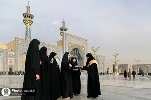 اهداء هدیه متبرک حرم به بانوان زائر