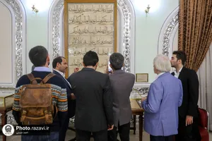 تشرف جمعی از مهمانان همایش بین&zwnj;المللی کتابخانه&zwnj;های عمومی کشور به حرم مطهر رضوی