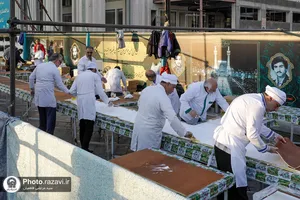 پخت و توزیع کیک در شام میلاد حضرت زینب(سلام الله علیها)