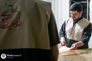 برپایی نانوایی به همت خادمیاران رضوی در مرز مهران