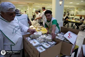 پخت و توزیع کیک ویژه ولادت امام رضا علیه السلام در حرم مطهر رضوی