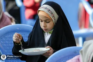 توزیع صبحانه گرم در مدارس حاشیه شهر مشهد