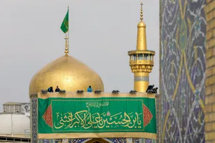 عکس با کیفیت : نصب کتیبه ولادت حضرت علی اکبر علیه السلام در حرم مطهر رضوی