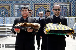تعویض پرچم حرم مطهر رضوی به&zwnj; مناسبت شهادت رئیس جمهور و جمعی از مسئولان