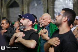 مراسم عزاداری دهه اول محرم زائران غیر ایرانی در حرم مطهر رضوی