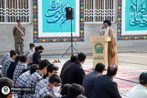 اقامه نماز جماعت دانش آموزان مدارس امام رضا(ع) به امامت آیت الله طباطبایی
