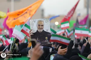 تجمع دختران انقلابی مشهد در عرصه میدان شهدا