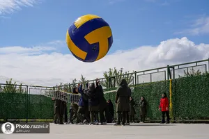 والیبال غول پیکر در باغ اردوگاه خاتون