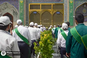 تشرف زائران سالمند به حرم مطهر رضوی