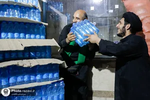 خدمت&zwnj;رسانی خدام حرم مطهر رضوی به زائران اربعین حسینی در کاظمین