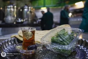 بسته بندی و توزیع افطار سبک در چایخانه حضرت رضا علیه&zwnj;السلام