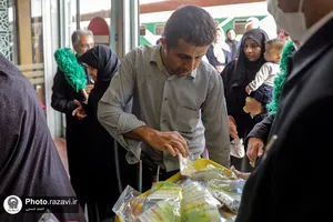 استقبال از زائرین بارگاه منور رضوی در ایستگاه راه&zwnj;آهن مشهد