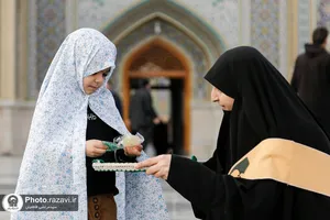 اهداء هدیه متبرک حرم به بانوان زائر