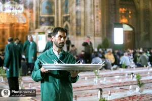 توزیع افطاری سبک در باب&zwnj;الهادی حرم مطهر رضوی
