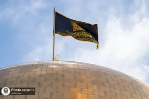 اهتزاز پرچم مشکی گنبد منور رضوی به مناسبت شهادت دبیر کل حزب الله لبنان