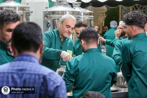 تشرف و خدمت چهره های فوتبالی در حرم مطهر رضوی