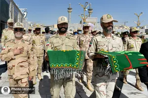 اهدا پرچم متبرک حرم امام حسین(علیه&zwnj;السلام) به حرم مطهر رضوی