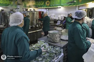 بسته بندی و توزیع افطار سبک در چایخانه حضرت رضا علیه&zwnj;السلام