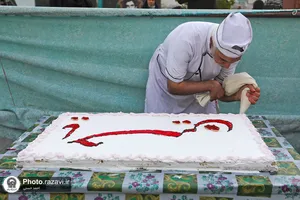 پخت و توزیع کیک در شام میلاد حضرت زینب(سلام الله علیها)