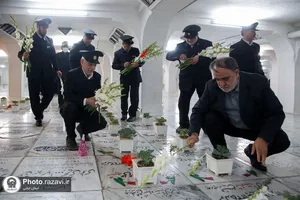 غبارروبی مزار شهدای مدفون در حرم مطهر رضوی
