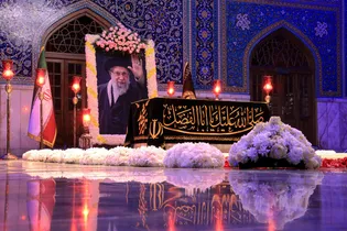 حضور مردم عزادار بر مزار مطهر رهبر شهید انقلاب اسلامی-۳