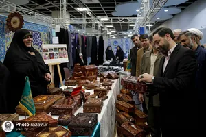 بازدید قائم مقام تولیت آستان قدس رضوی از نمایشگاه دستاوردهای &laquo;مادران ارزش&zwnj;آفرین&raquo;
