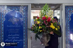 گل&zwnj;آرایی ضریح منور رضوی با گل&zwnj;های نرگس اهدایی از بهبهان