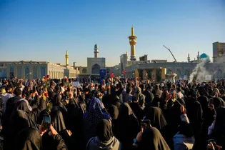 گلباران حرم مطهر رضوی توسط زائران غیر ایرانی در سالروز میلاد امام جواد(ع)