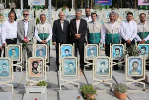 غبارروبی و عطرافشانی مزار مطهر شهدا در گلستان شهدای اصفهان همزمان با شروع دهه کرامت / گزارش تصویری