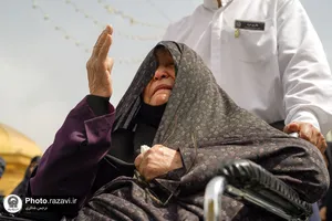 تشرف زائران سالمند به حرم مطهر رضوی