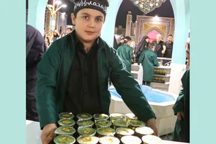 میزبانی کریمانه از زائران کوچک در حرم مطهر رضوی