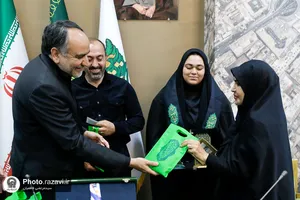 اهدای مدال قهرمانی کارینا کرمی به موزه آستان قدس رضوی