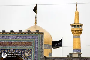 نصب کتیبه های شهادت سید حسن نصرالله در حرم مطهر رضوی